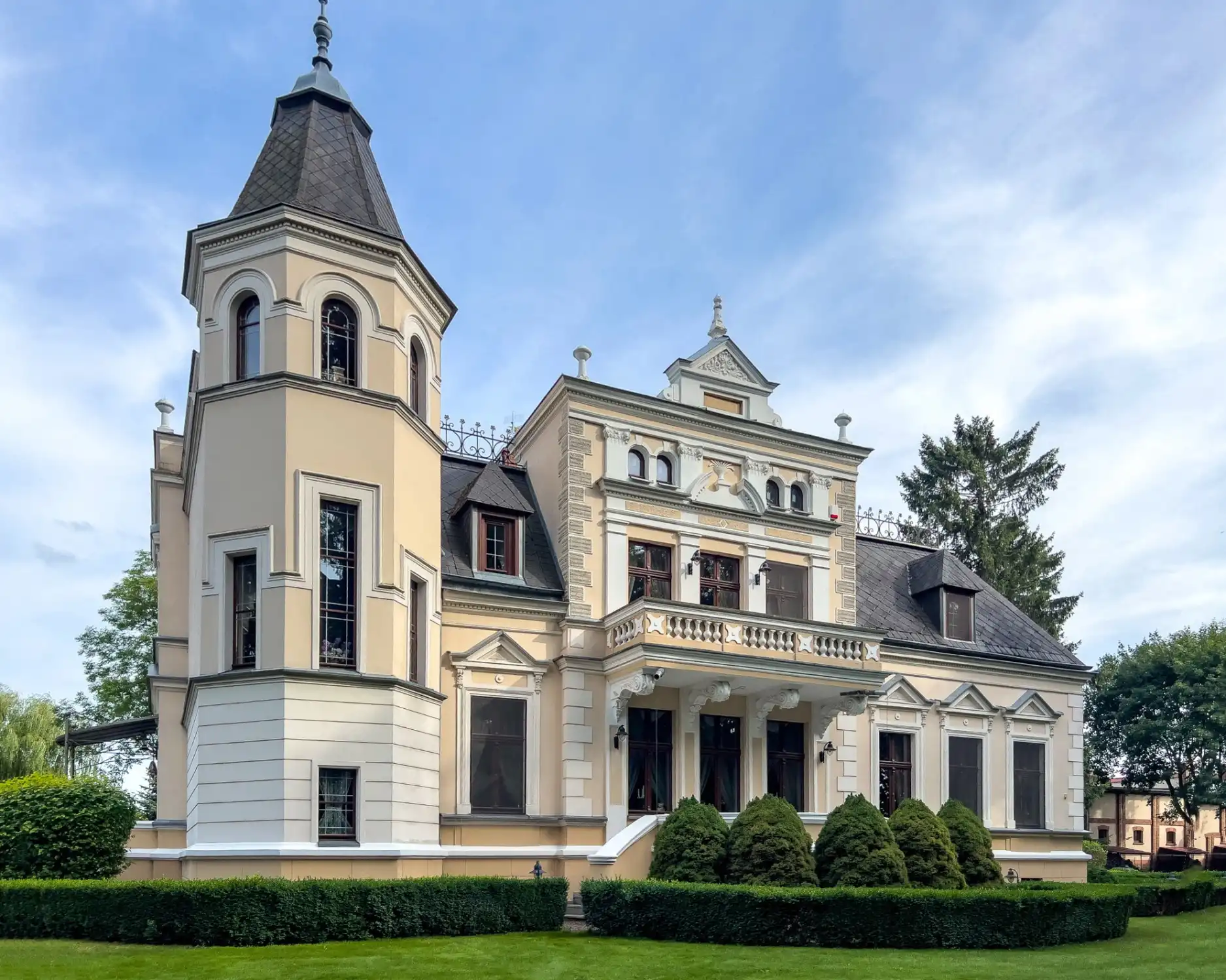 Photos Palais mit Parkanlage, Stallungen und Tennisplatz in Kujawien-Pommern