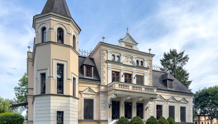 Palais avec parc, écuries et court de tennis en Couïavie-Poméranie