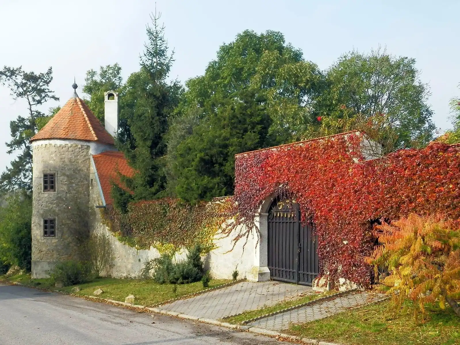 Images Kaštieľ so stredovekým opevnením