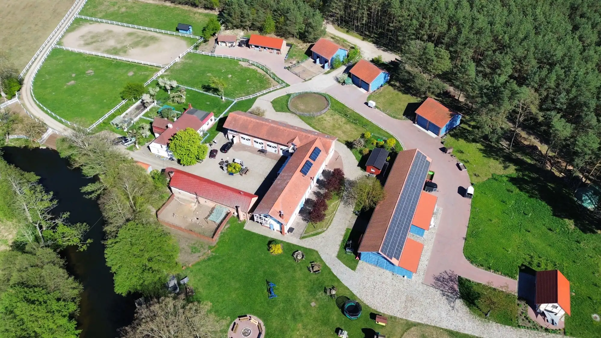 Images Tradition trifft auf Unternehmergeist: Voll betriebener Gutshof mit Hotel, Reitstall und Bauland nahe Posen