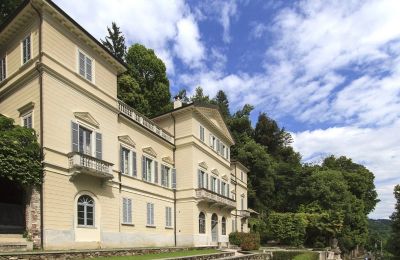Historische panden, Appartement met uitzicht op het Ortameer in een historisch landhuis in Orta San Giulio