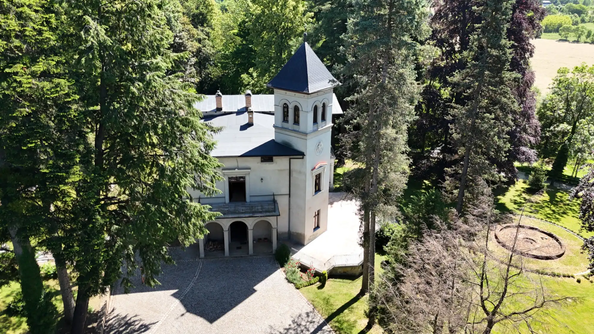Photos Karkonosze - Dwór Anny w Wojkowie - miejsce wyjątkowe, pełne historii i magii - obiekt pozostał w poprzedniej epoce