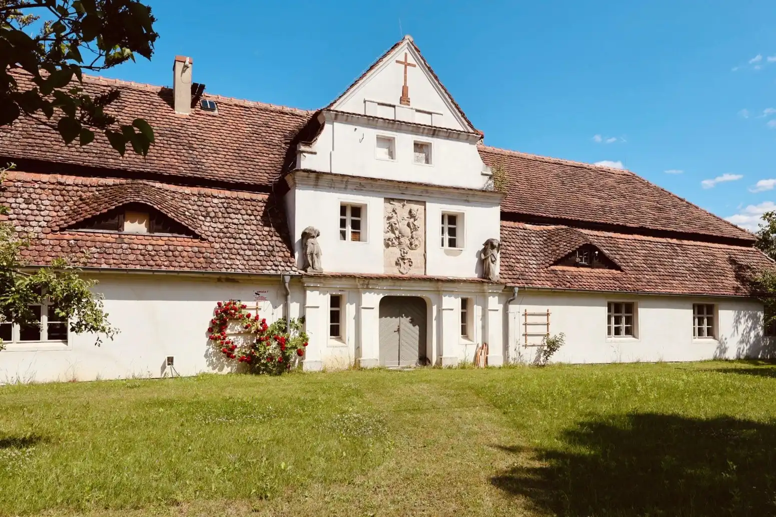 Images Nebengebäude von Schloss Broniszów mit Wärmepumpe und Photovoltaikanlage