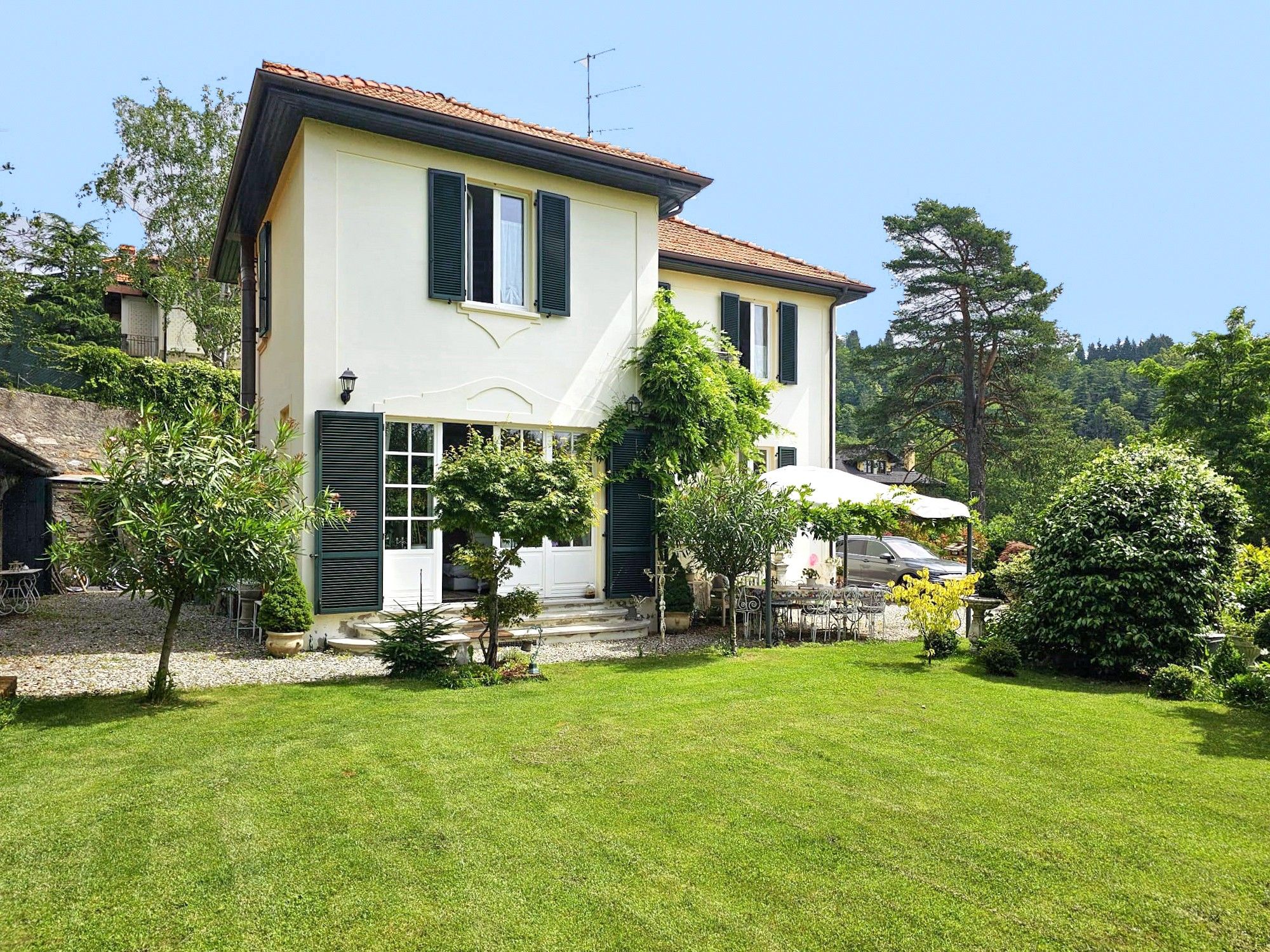 Images Charmante villa boven Verbania met zonnige tuin en uitzicht op het Lago Maggiore