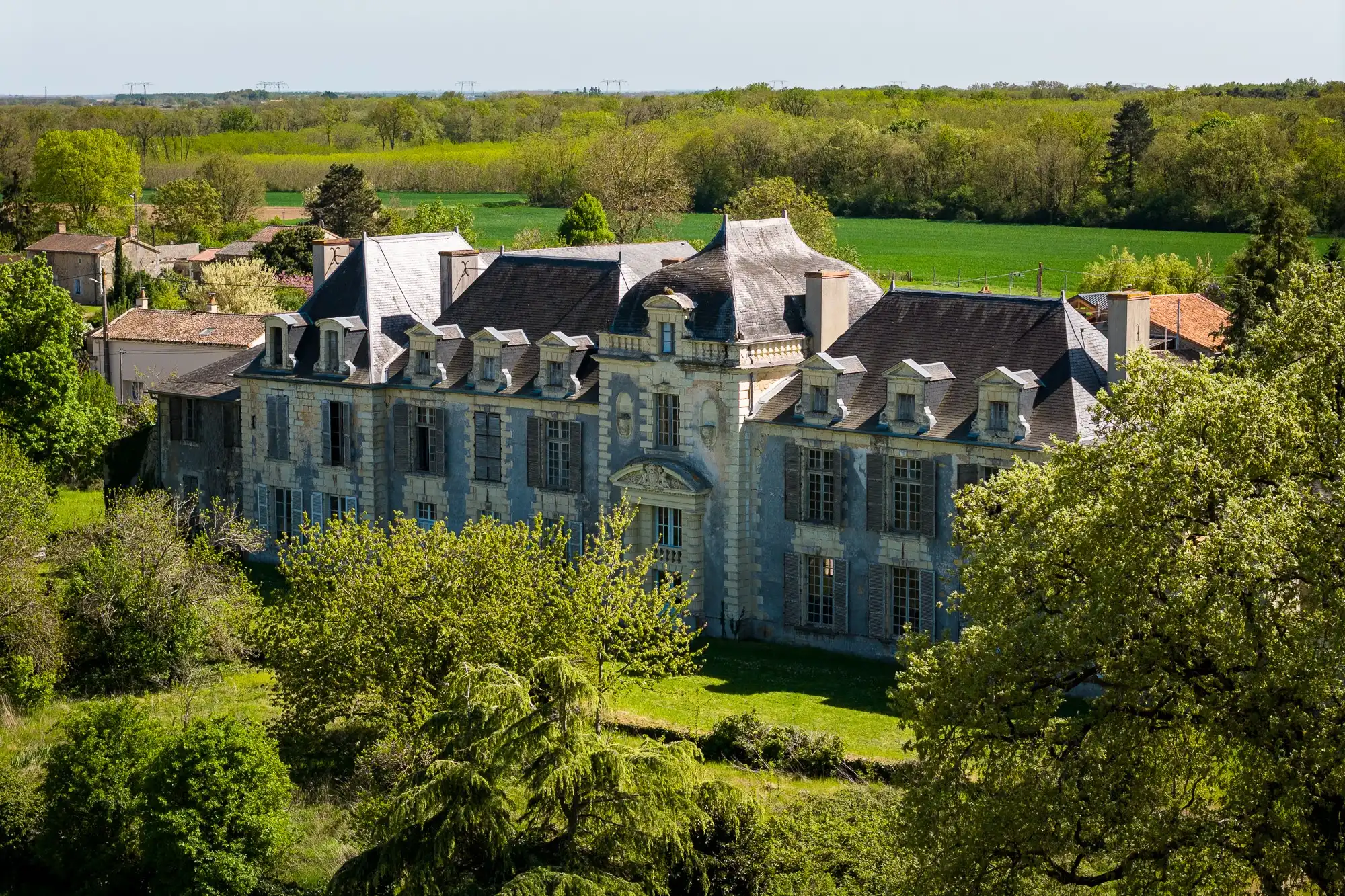 Images Te renoveren kasteel in West-Frankrijk