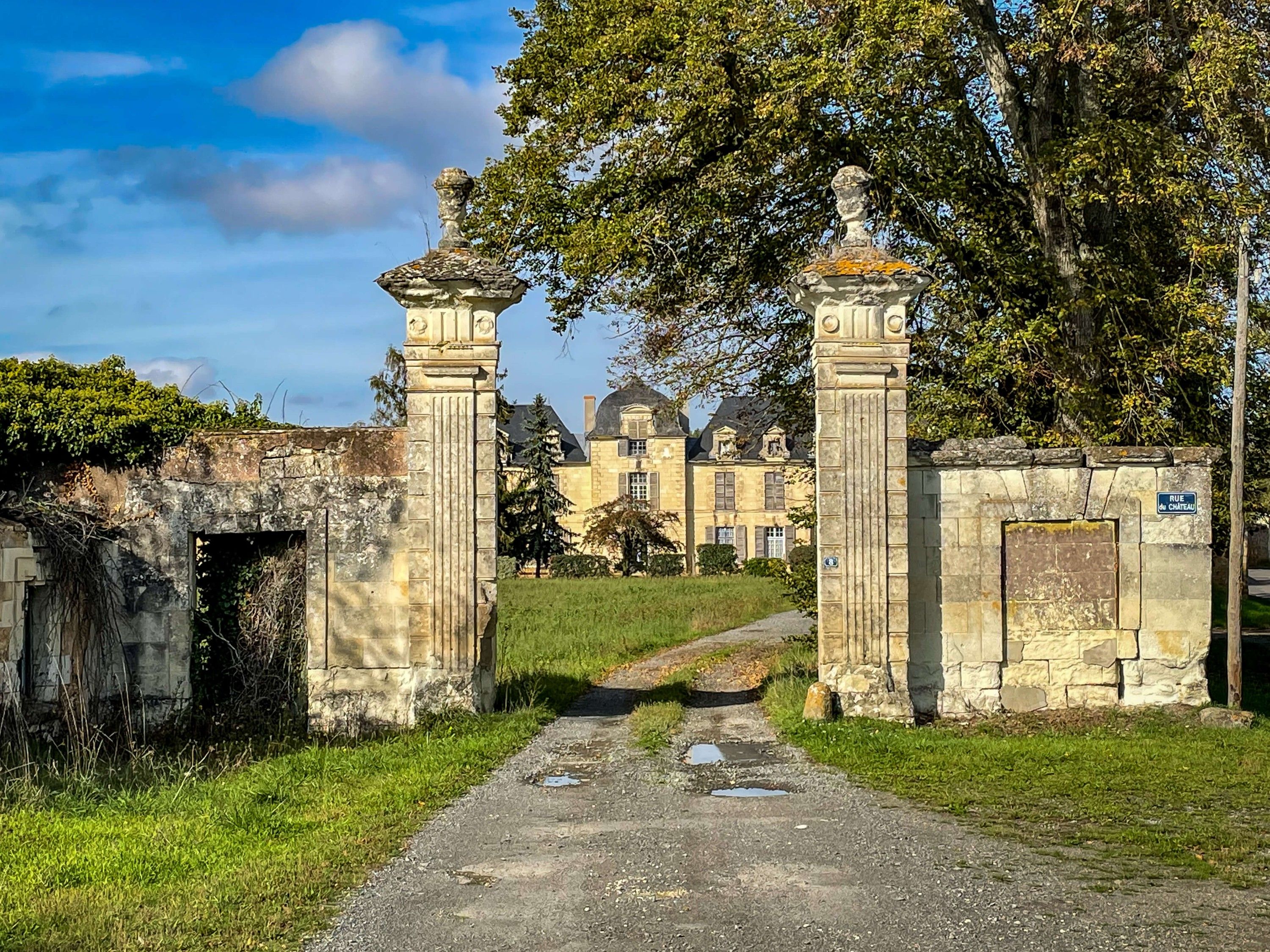 Images Te renoveren kasteel in West-Frankrijk