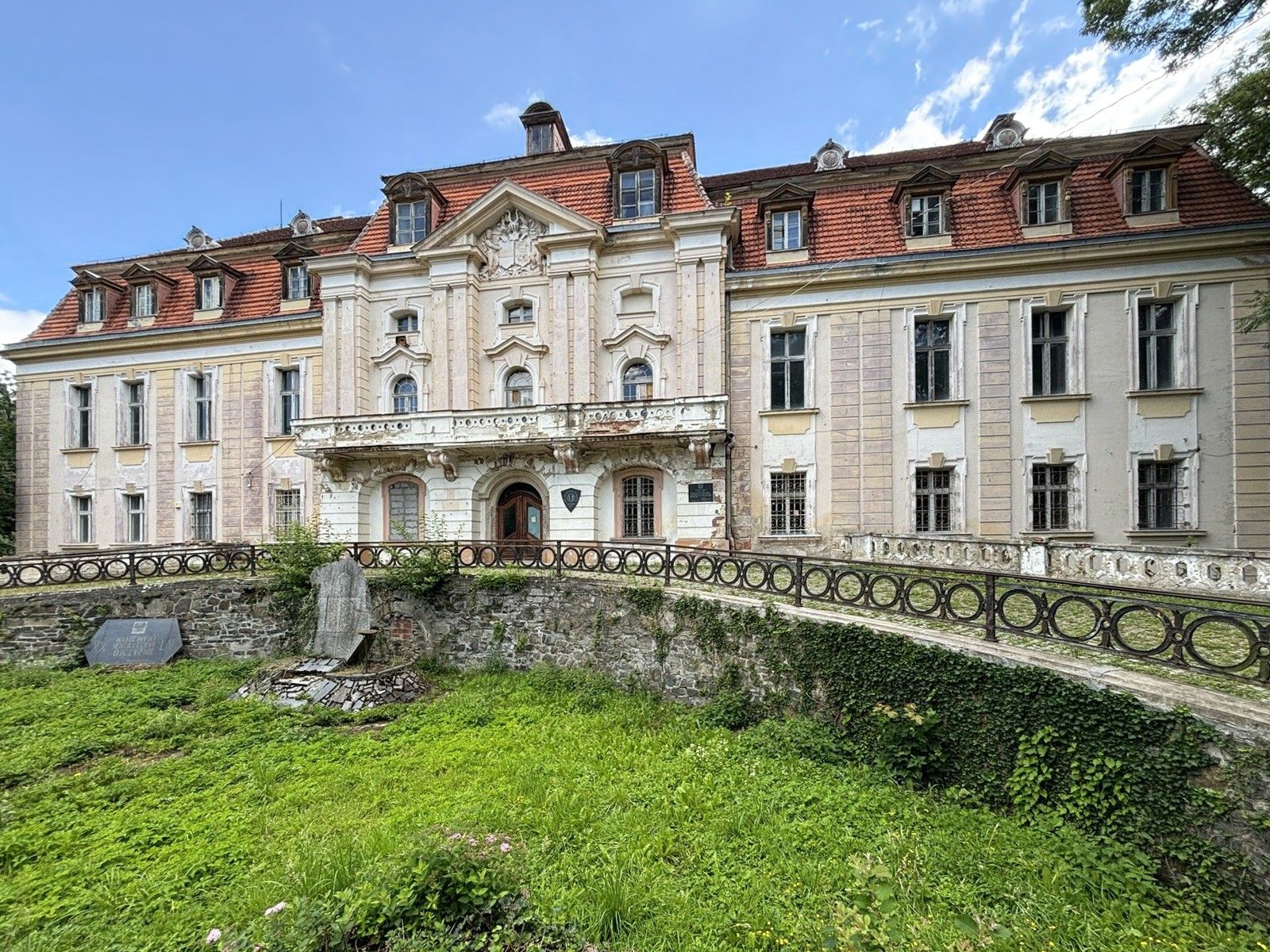 Images Pałac w Roztoczniku – Neobarok landhuis in Neder-Silezië