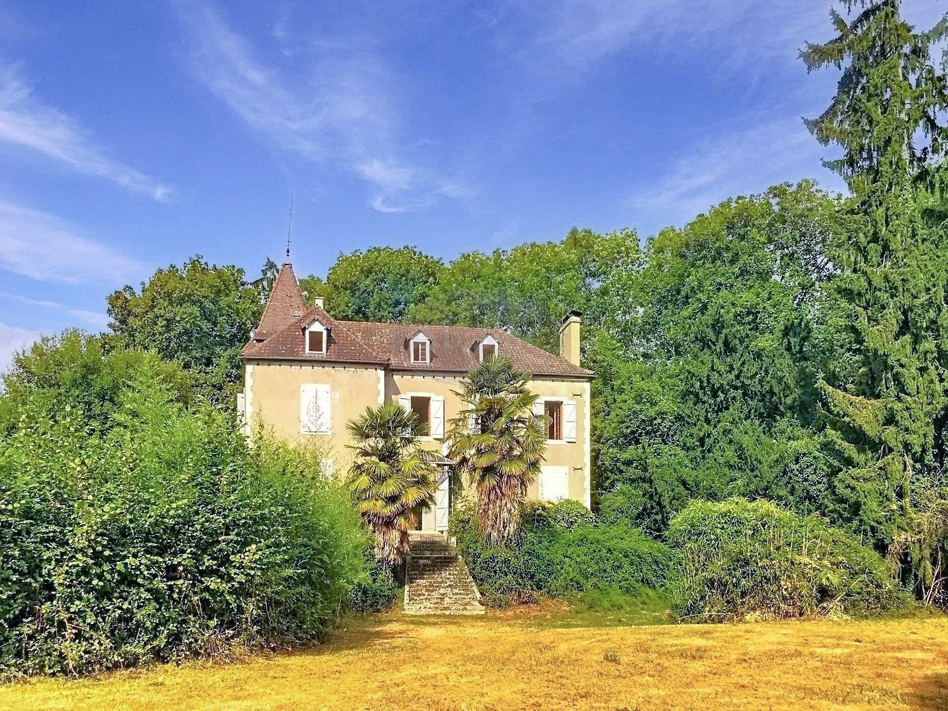 Images Herrenhaus bei Pau mit großem Park und Pferdeboxen