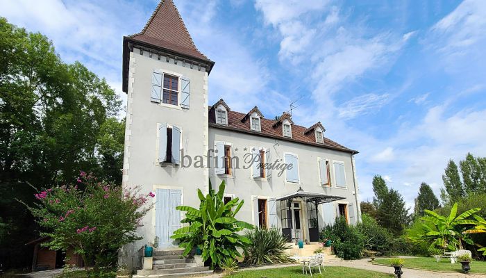 Manoir de caractère du XVIIIe siècle près de Pau avec parc arboré et boxes à chevaux