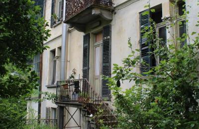 Historische villa te koop Faido, Ticino, lato giardino con ingresso a sala da pranzo/ingresso studio medico/accesso giardino posteriore