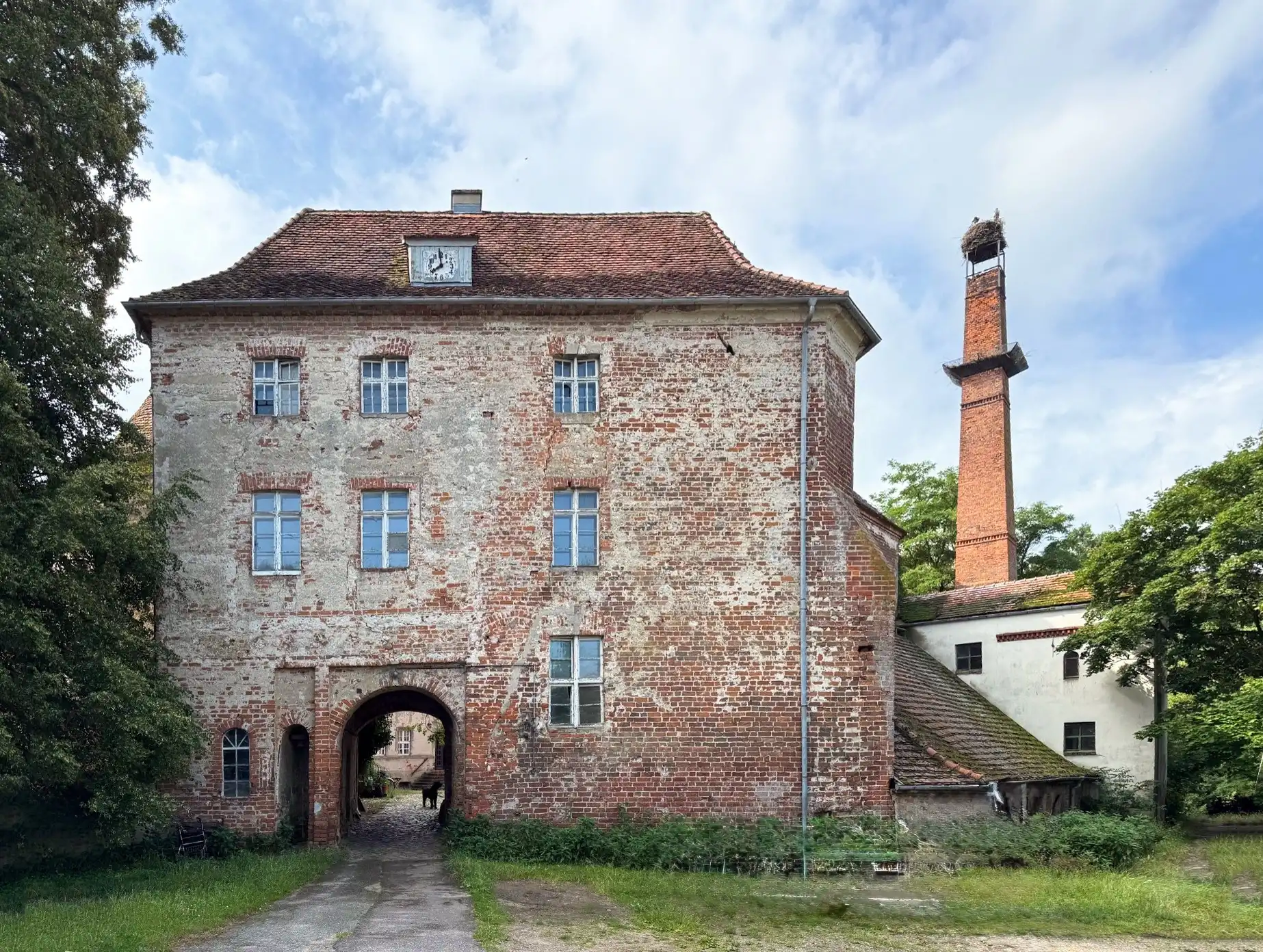 Images Bekundung der Veräußerungsabsicht einer historischen Burganlage in Goldbeck