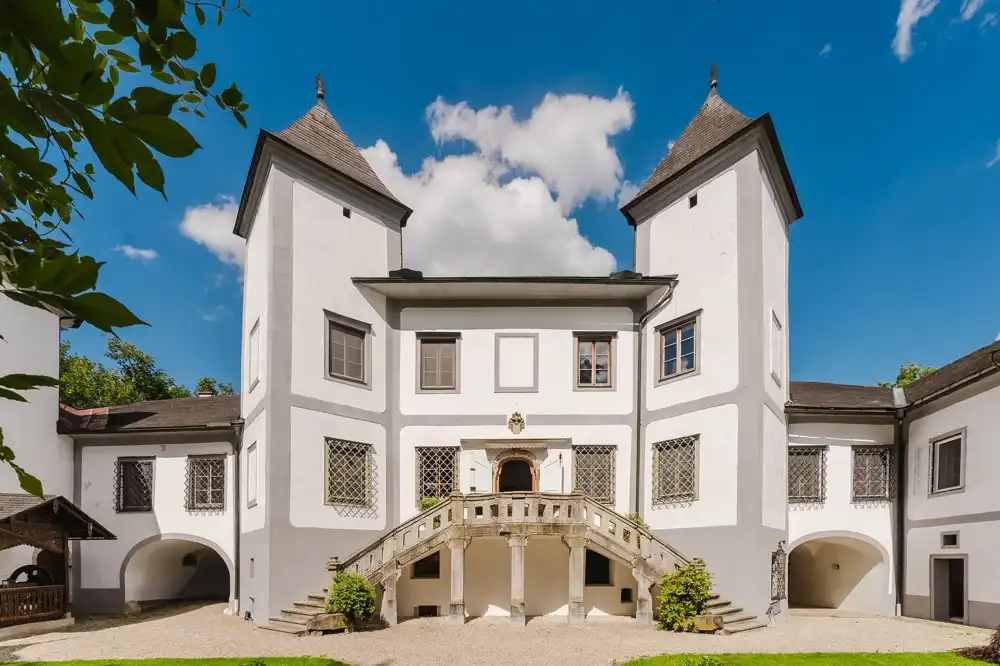Images Schloss Windern in het Salzkammergut, gerestaureerd sinds 2006