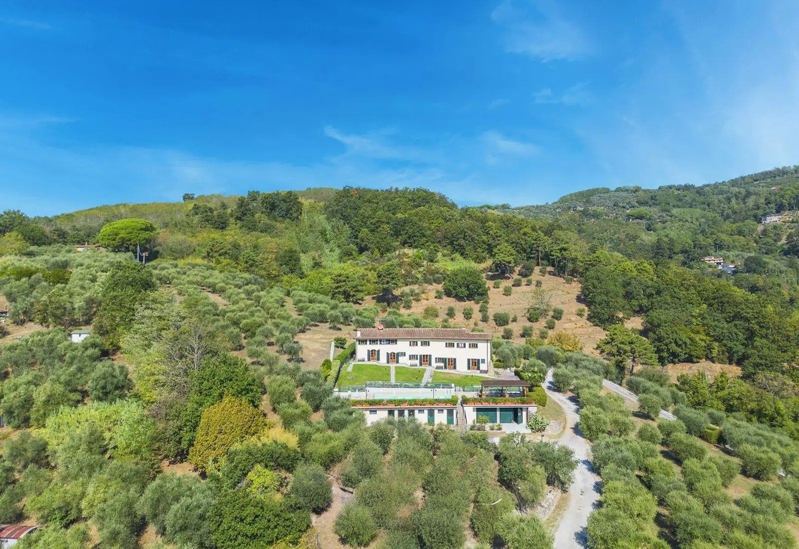 Images Toscaans landhuis op panoramische locatie met olijfgaard en zwembad nabij Montecatini Terme