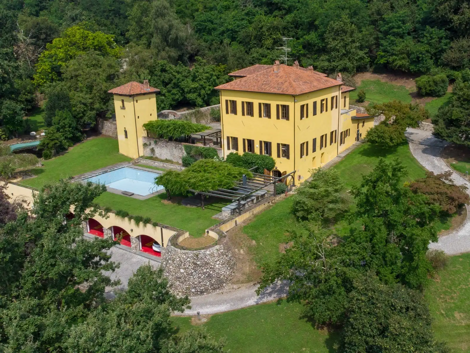 Images Historisch landhuis Cascina Fontana in Piemonte met paardenstal