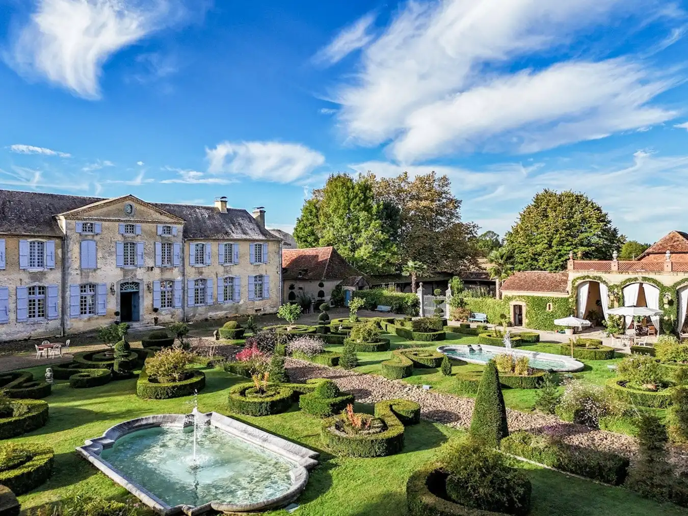 Images Kasteel uit de 18e eeuw met formele tuinen en uitzicht op het dorp