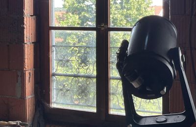 Kasteel te koop 84375 Kirchdorf am Inn, Hofmarkstraße 2, Bayern, Grosses Fenster auf dem Dachboden