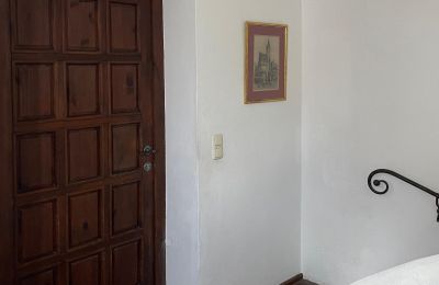 Kasteel te koop 84375 Kirchdorf am Inn, Hofmarkstraße 2, Bayern, Treppenhaus: Eingangstür zum 1. Stock