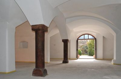 Kasteel te koop 84375 Kirchdorf am Inn, Hofmarkstraße 2, Bayern, Gewölbehalle mit antiken Adneter-Marmorsäulen, FBH (9 Segmente)