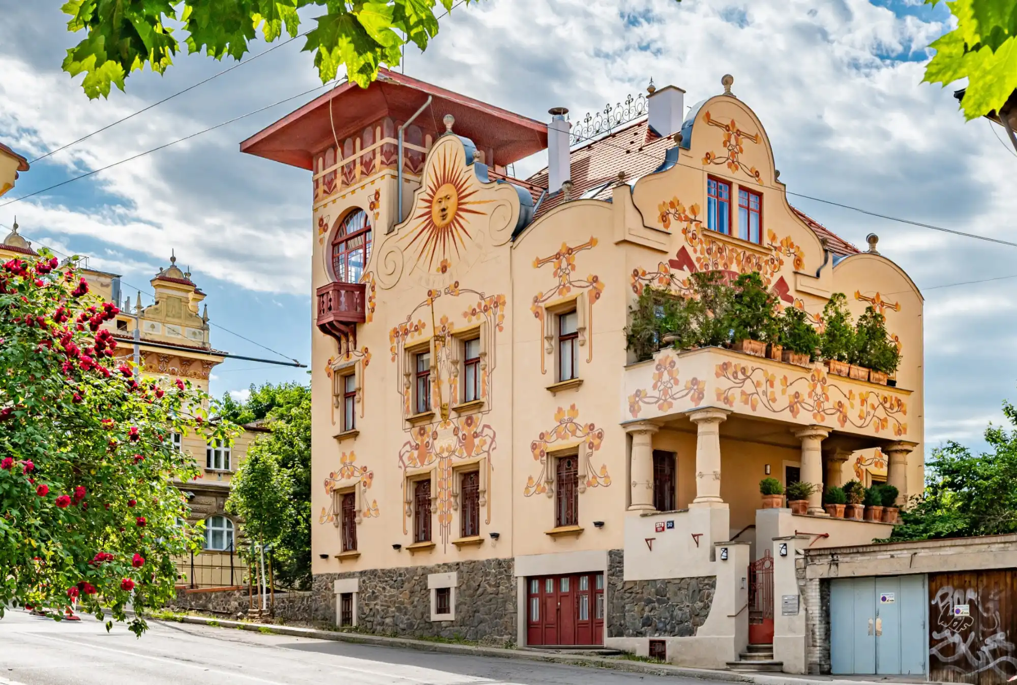 Images Modernistische villa die het stadsbeeld van Praag bepaalt