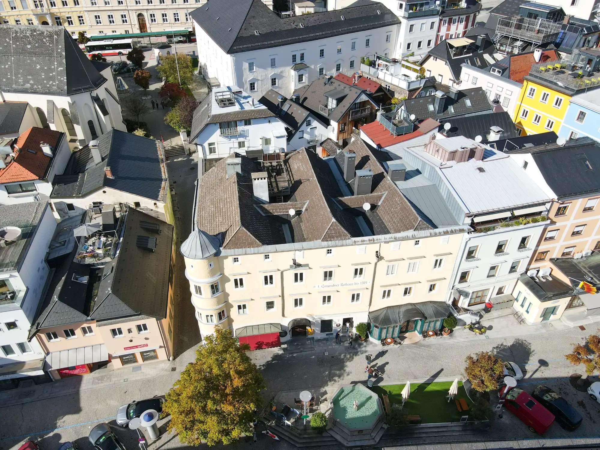 Images Historisches Rathaus am Marktplatz in Gmunden mit genehmigtem Dachgeschossausbau