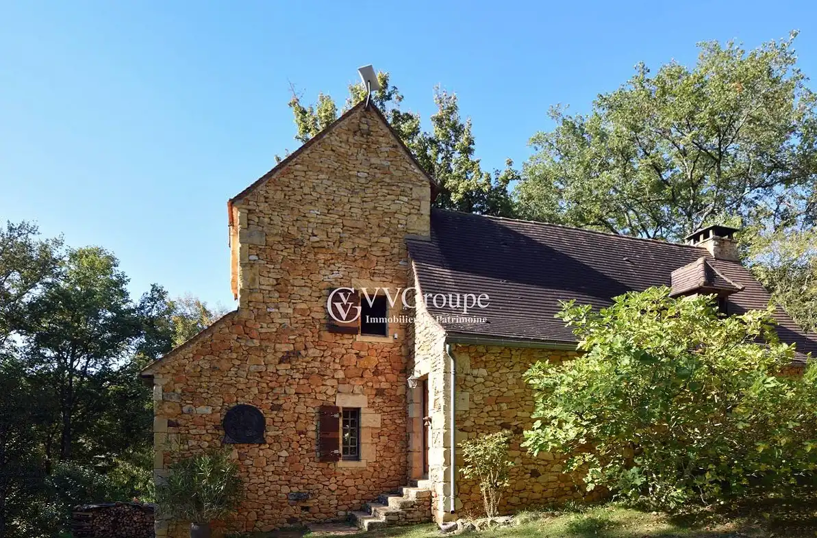Photos Bâtiment historique rénové avec grand terrain