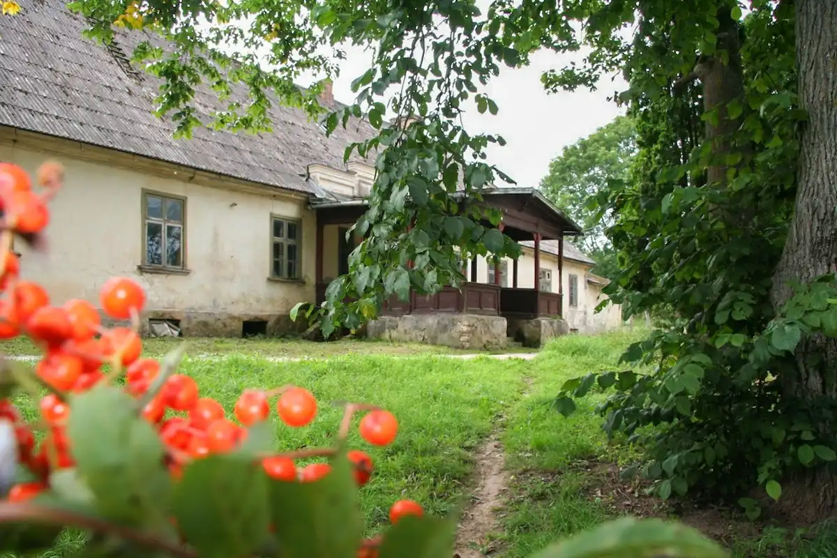 Photos Iģenes muiža - Herrenhaus im Westen Lettlands, 15 km bis zur Ostsee