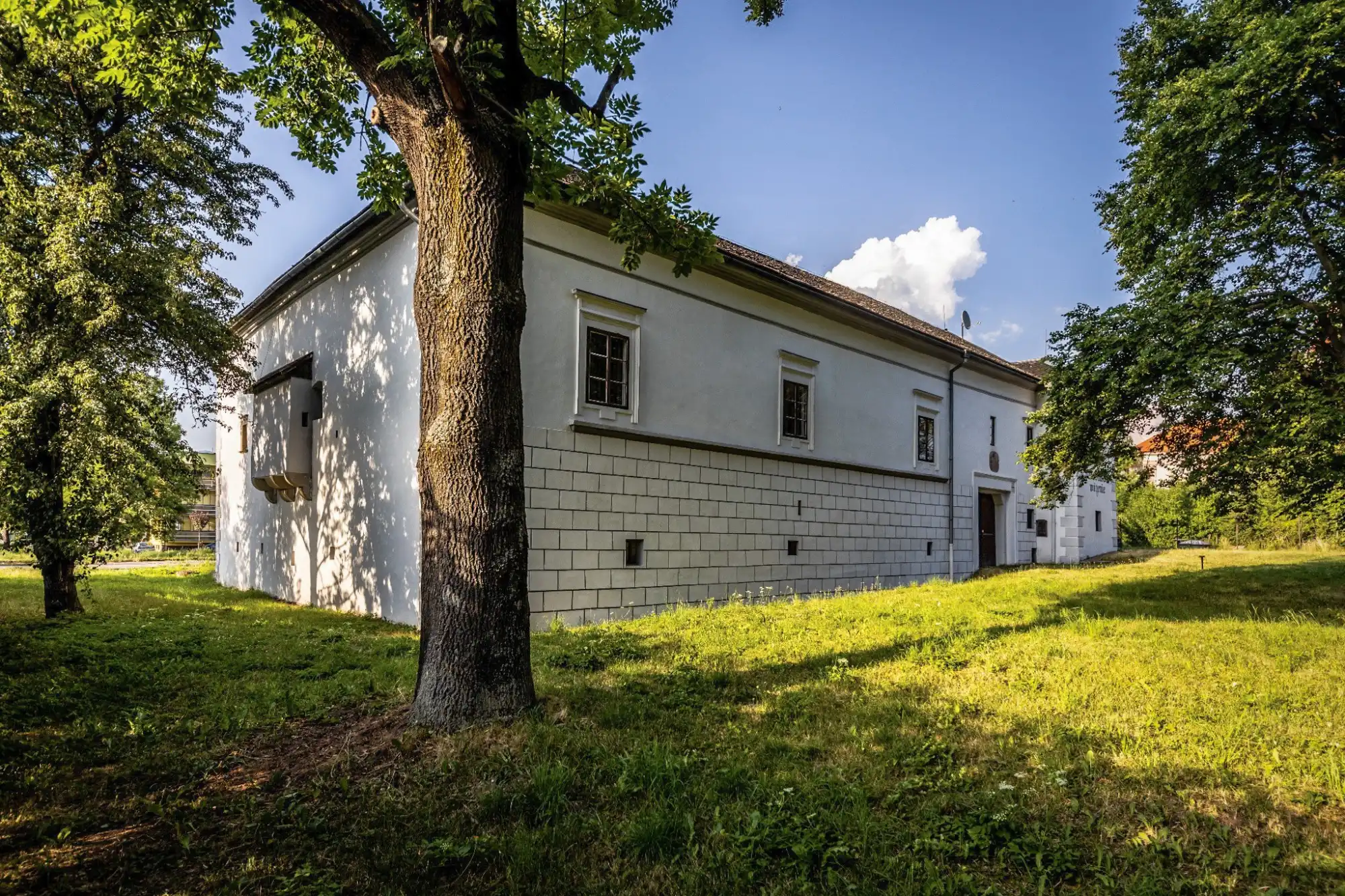 Photos Janosik Kastell in der mittleren Tatra, bekanntes gut erhaltenes Kastell mit großem Gewölbekeller, Parkplatz und Park