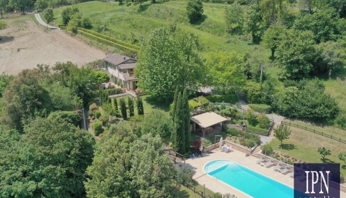 Maison de campagne ombrienne restaurée avec piscine et jardin