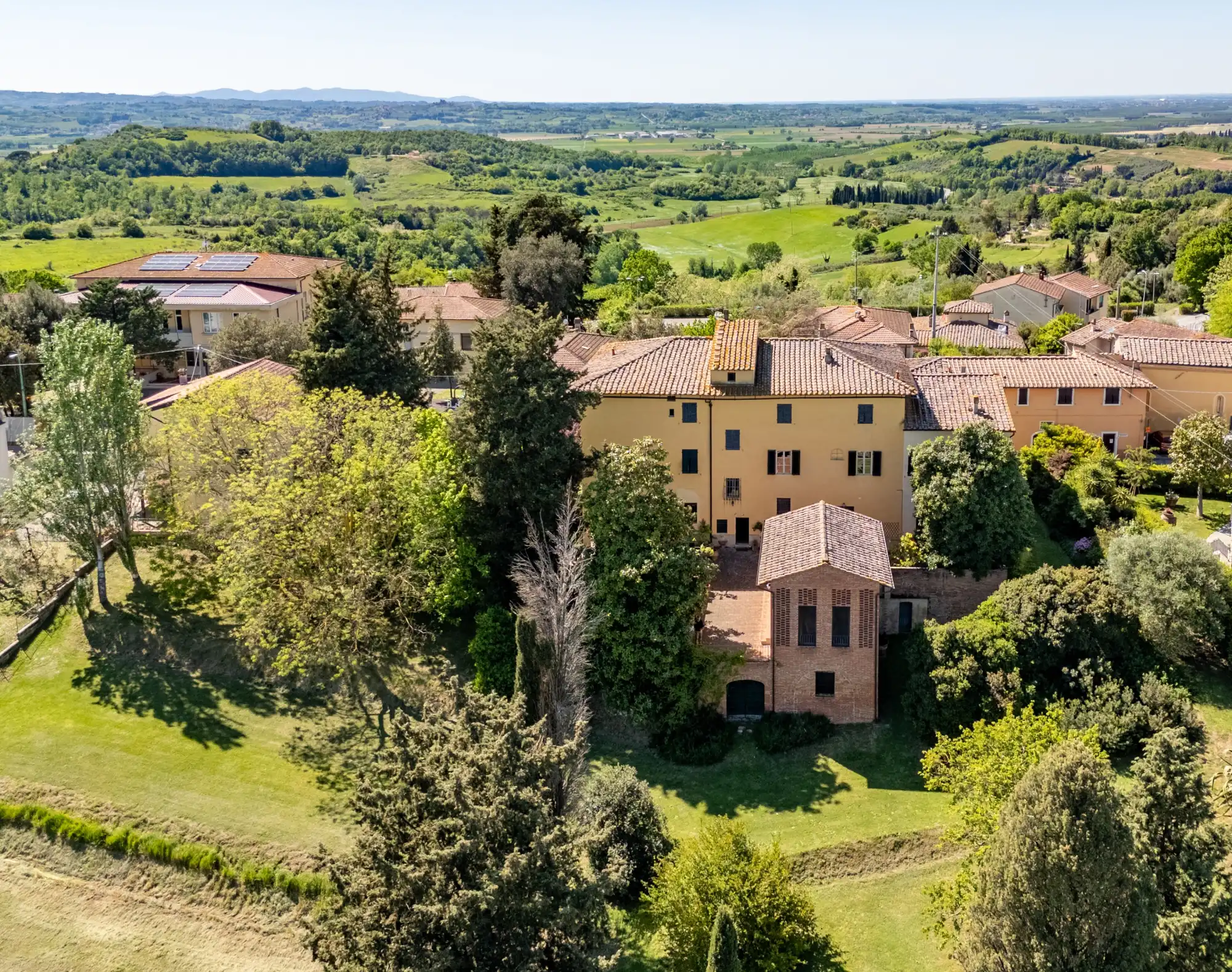 Photos Palazzo storico con ampio giardino e vista sulle colline toscane