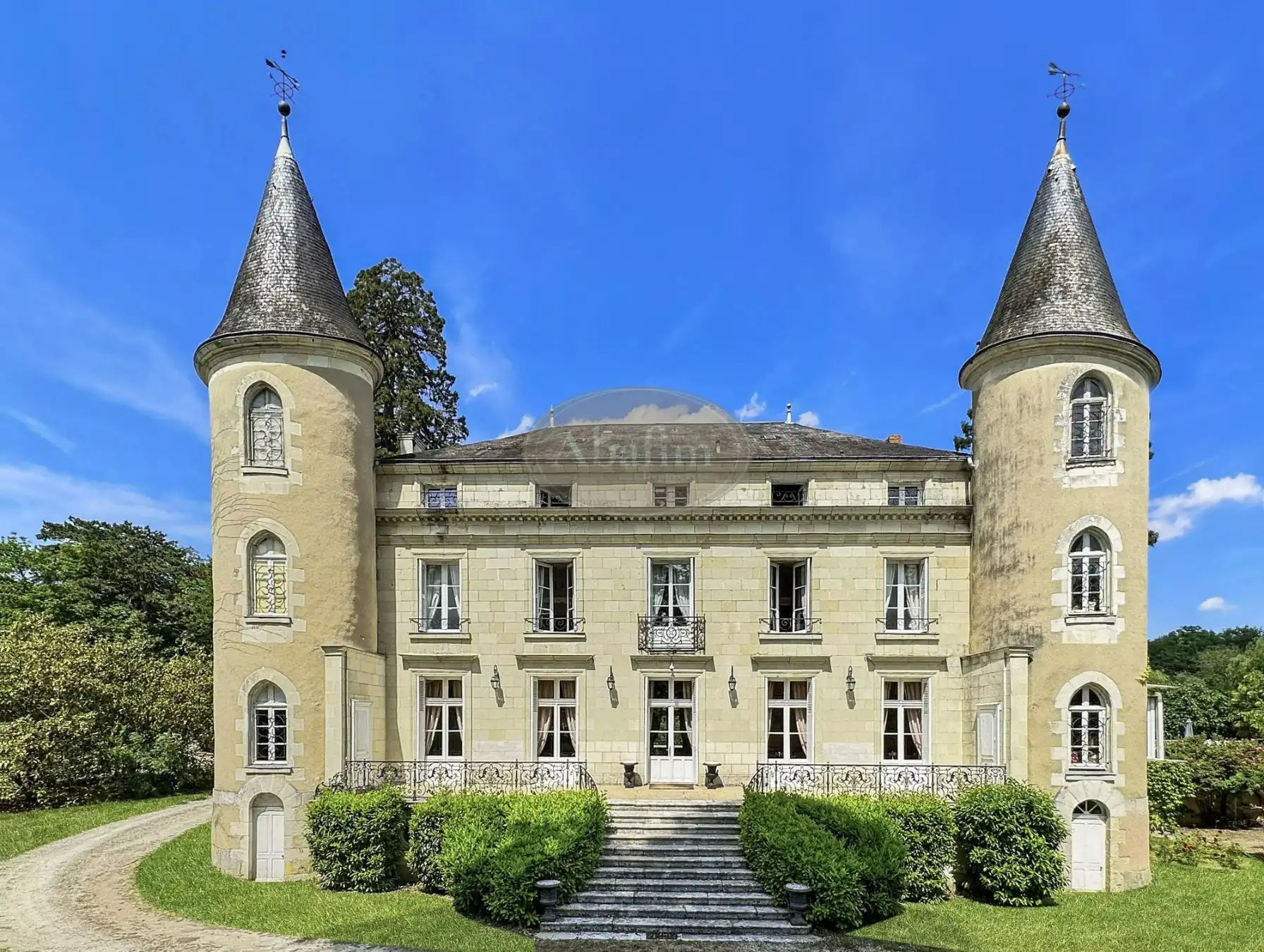 Images Château in der Loire-Region mit Park, See und zwei Nebengebäuden