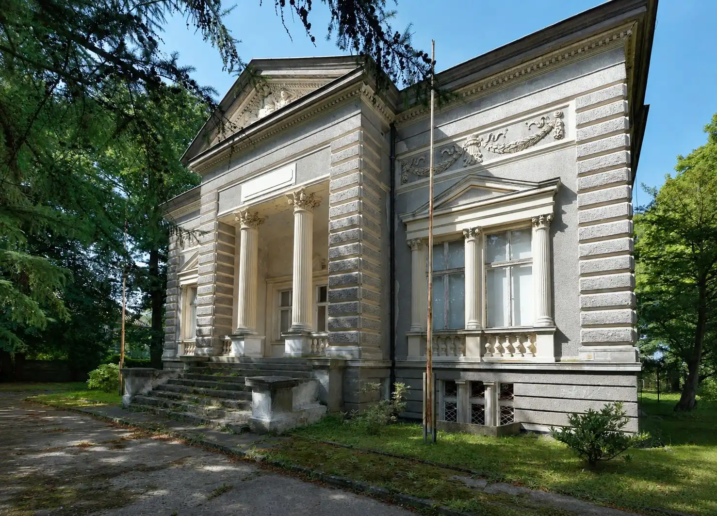 Images Neoklassieke villa met tuin in een volgroeide stedelijke omgeving in Koszalin
