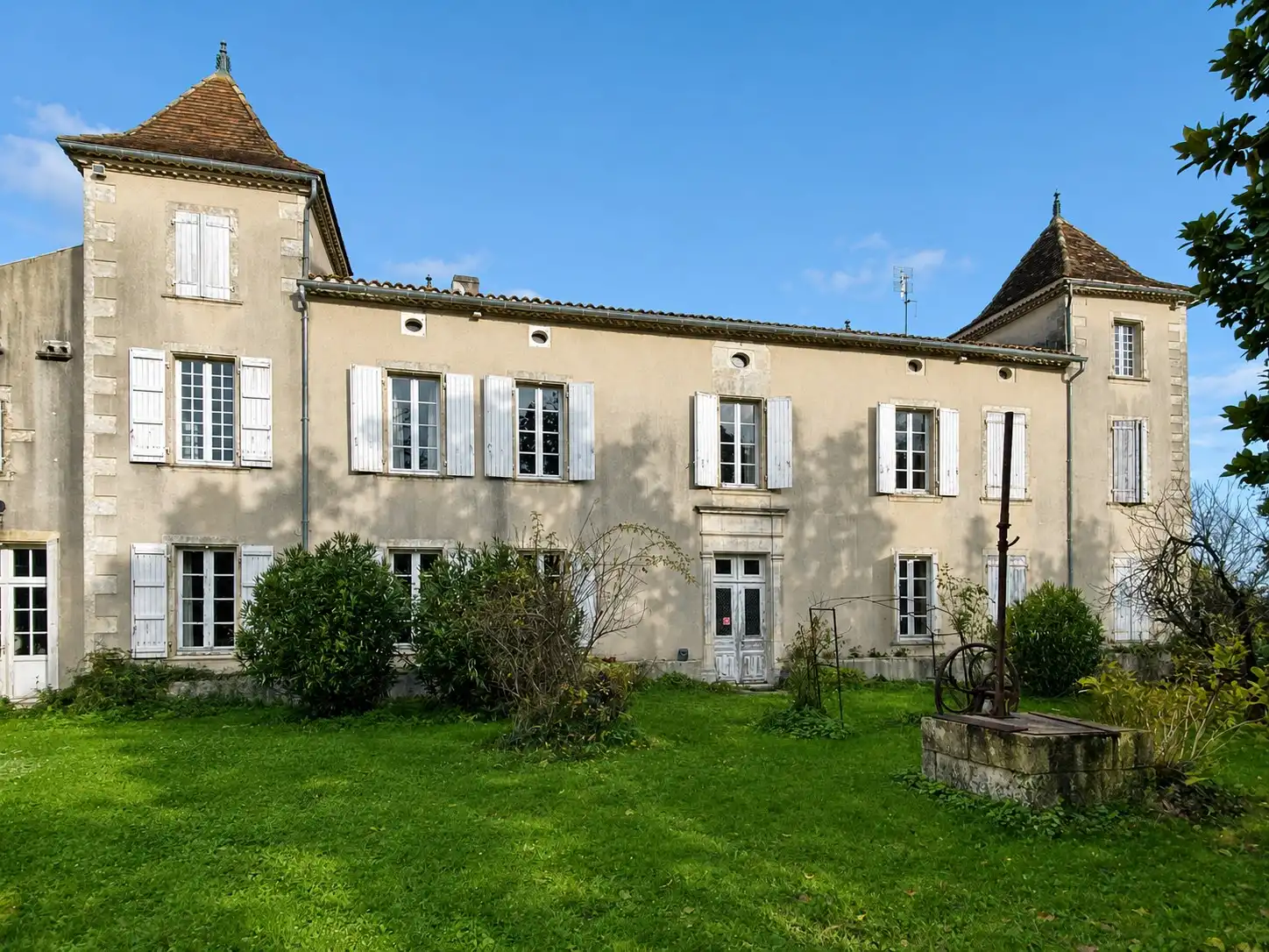 Images Herrenhaus mit Nebengebäuden und Teich in Condéon (Charente)