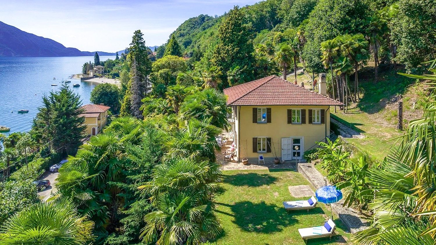 Photos Villa avec parc et plage privée sur le lac Majeur