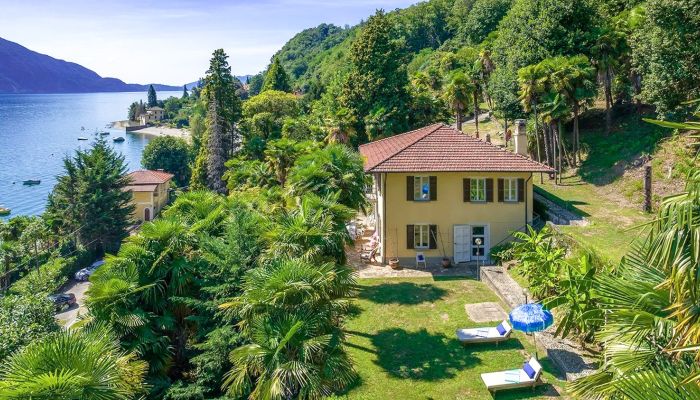 Villa met park en privéstrand aan het Lago Maggiore
