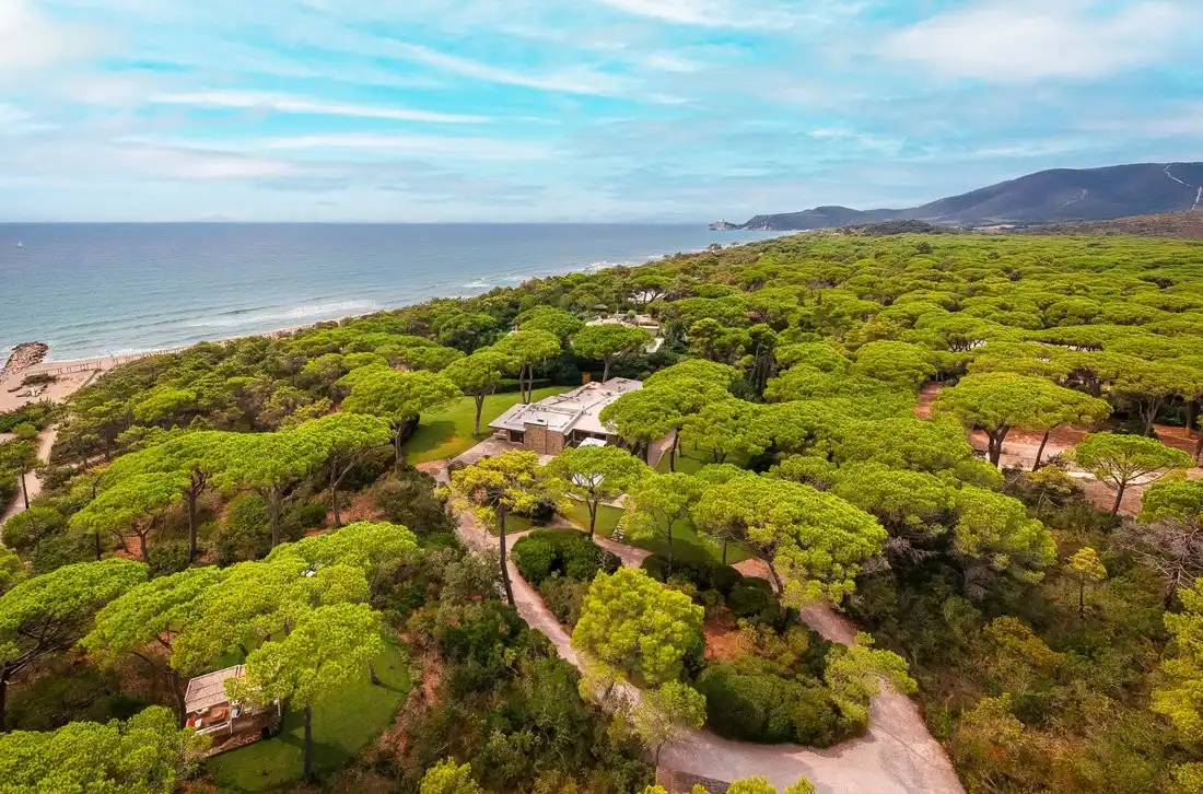 Photos Villa d’architecture moderne dans la pinède privée de Roccamare, Toscane