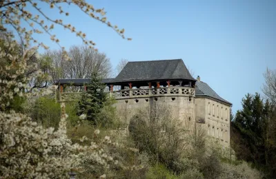 Kasteel te koop Beieren, Haupthaus mit Wehrgang und überdachter Terrasse
