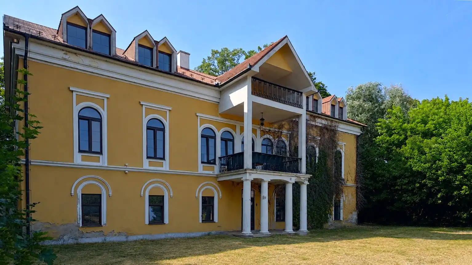 Photos Manoir rénové avec parc et installations équestres à Kovarce, Slovaquie
