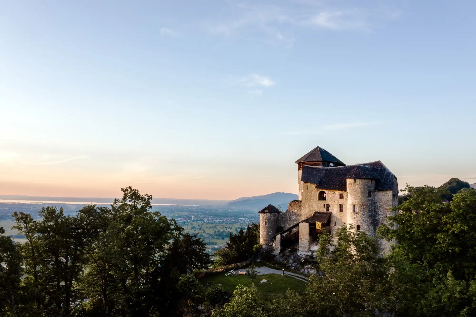 Photos Château sur les hauteurs du Vorarlberg, près de la Suisse, avec vue panoramique