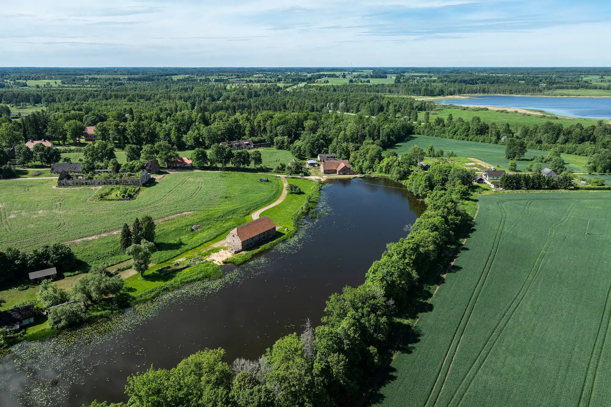 Images Historische brouwerij van landgoed Õisu: Monument aan het meer met ontwikkelpotentieel