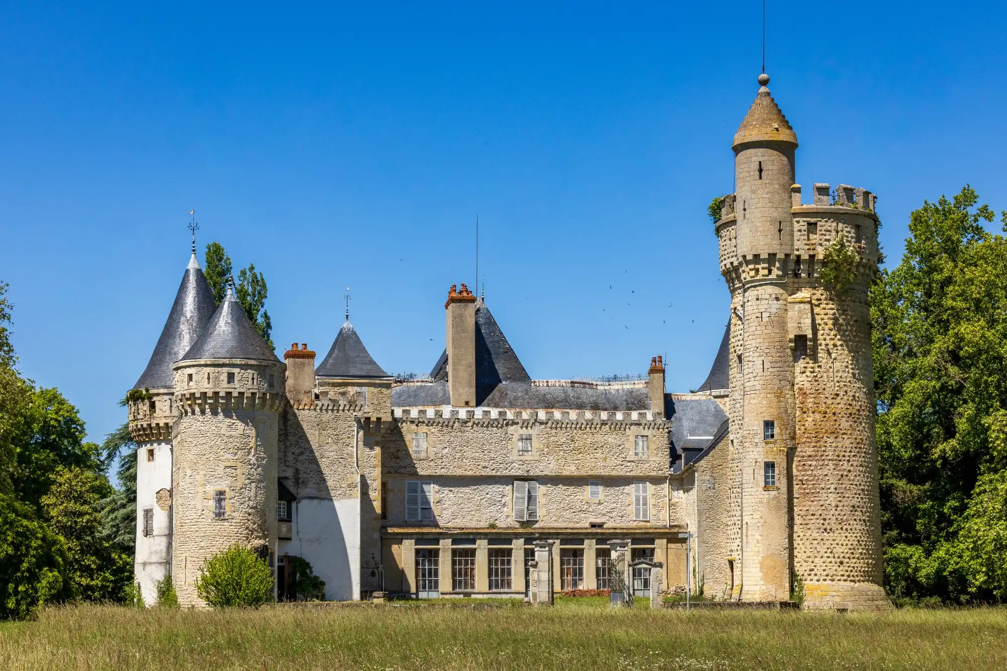 Photos Château médiéval du XIIe siècle entre Bourbonnais et Berry, 27 hectares
