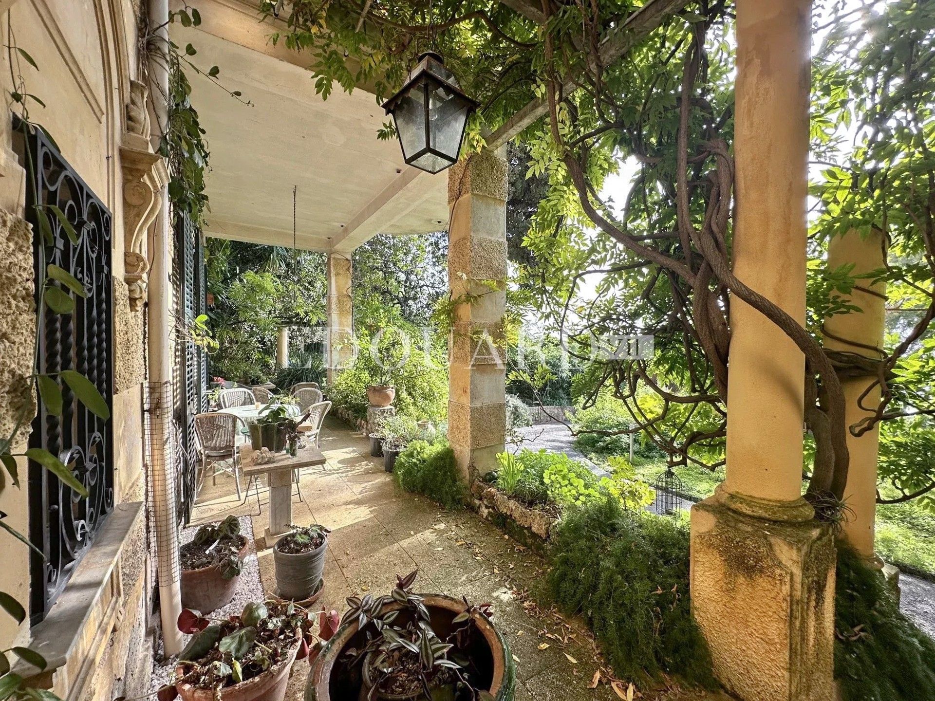 Photos Appartement de quatre pièces avec jardin et vue sur la mer