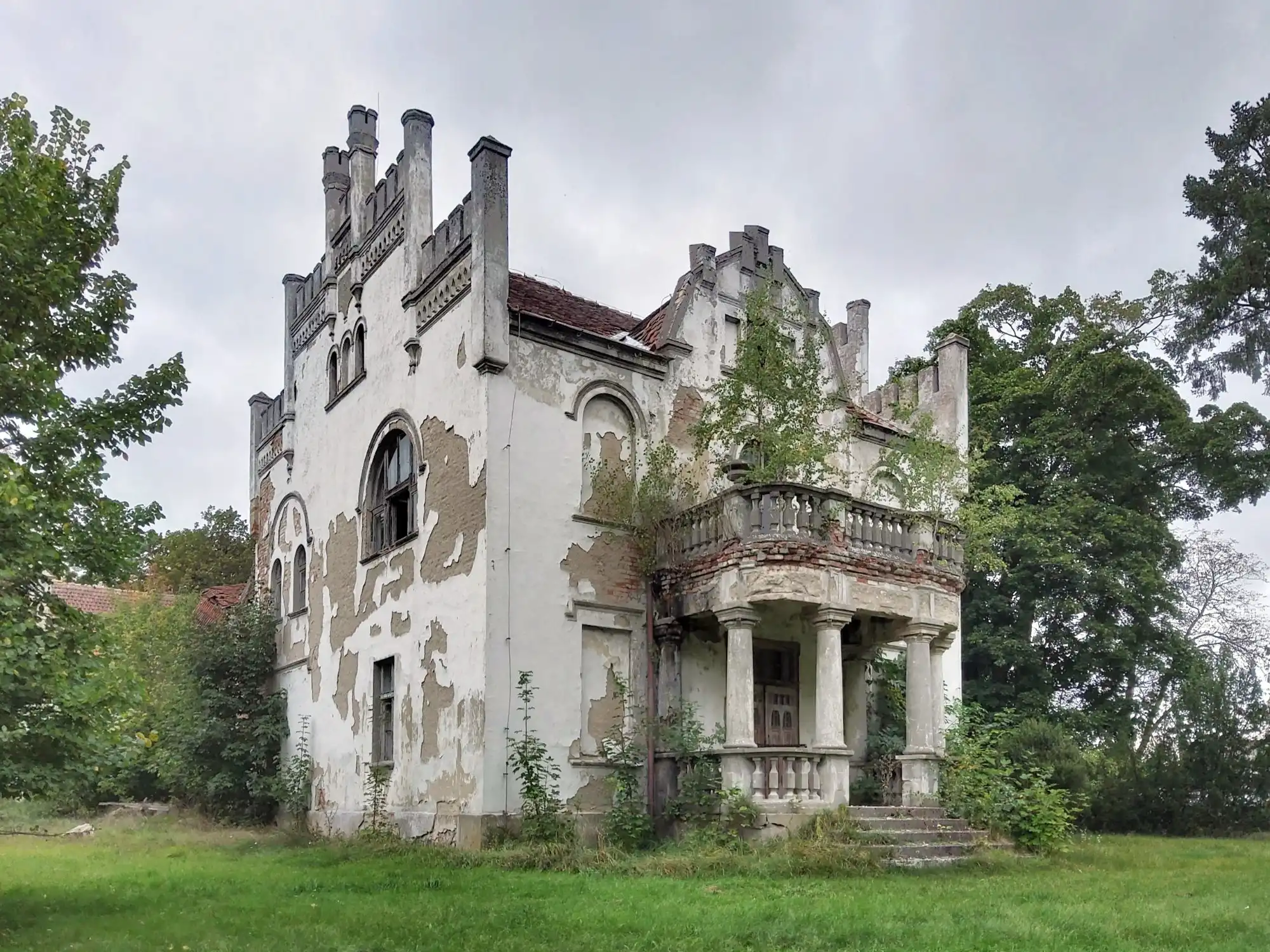 Images Gutshof-Grundstück mit Herrenhaus und Park in Piotrowo - Sanierungsprojekt