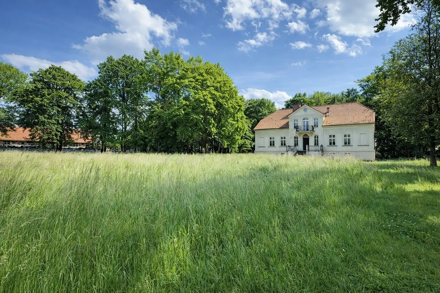 Images Landhuis gedeeltelijk gerenoveerd met bijgebouwen en park