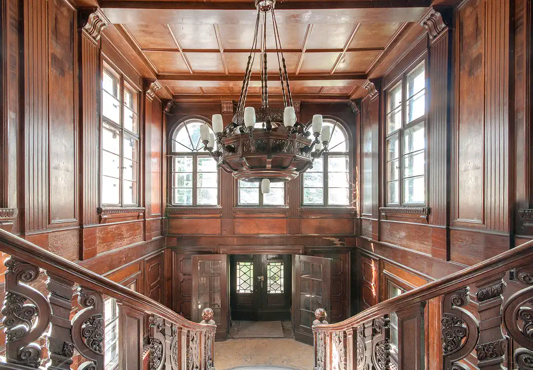 Entreehal met veel verwerkt hout