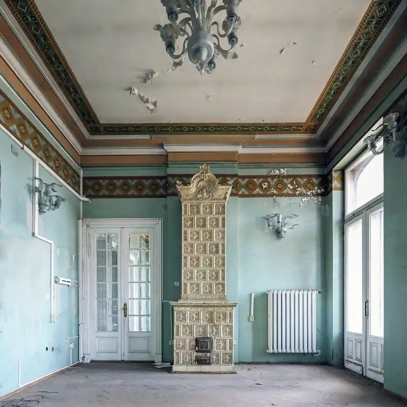 Pièce intérieure de Casa Băileșteanu avec un poêle de faïence ouvragé et des frises peintes au plafond