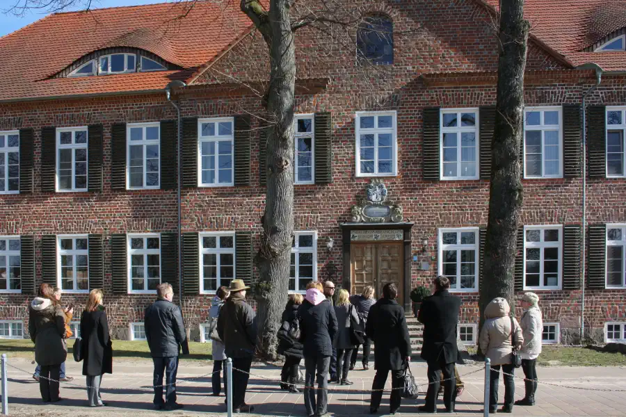 Rondleiding voor het landhuis van Ludorf nabij de Müritz