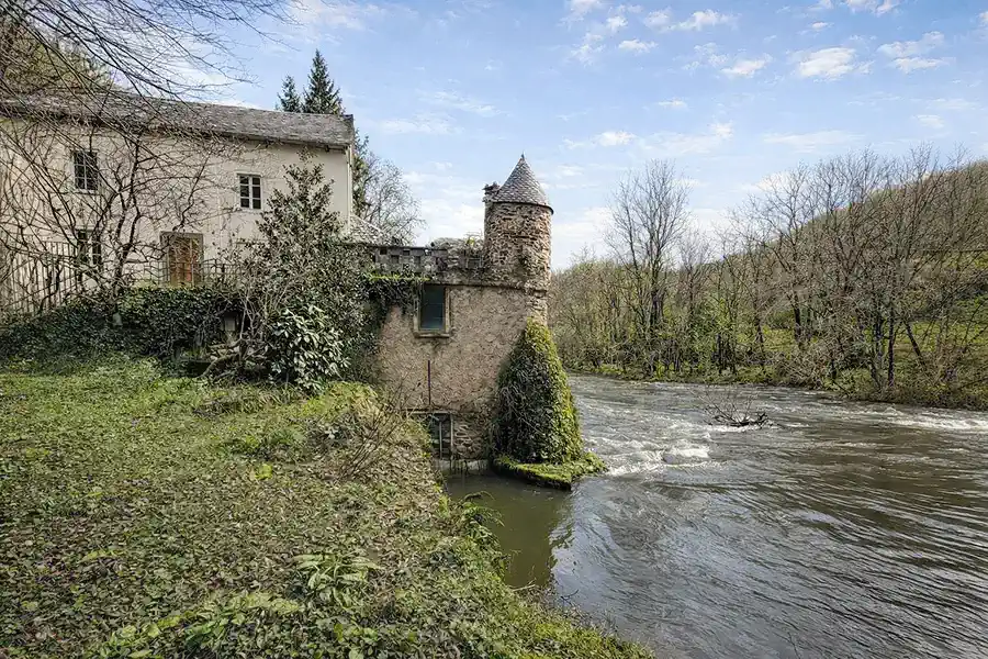 Historische molen aan een rivier in Zuid-Frankrijk