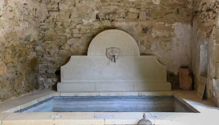 Historisch karakterpand met gewelven, binnenplaats en idyllische tuin nabij Uzès