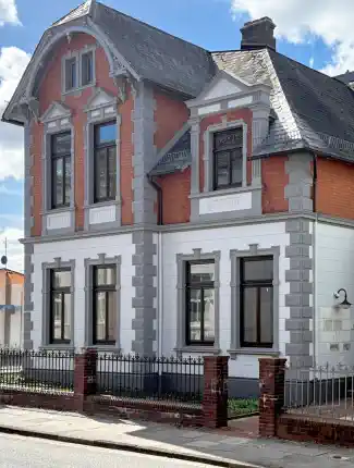 Maison bourgeoise avec éléments historiques et usage polyvalent à Brake