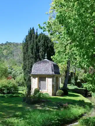 Château du XVIIIe siècle sur une île paradisiaque au cœur de la Marne, Chaumont, Grand-Est